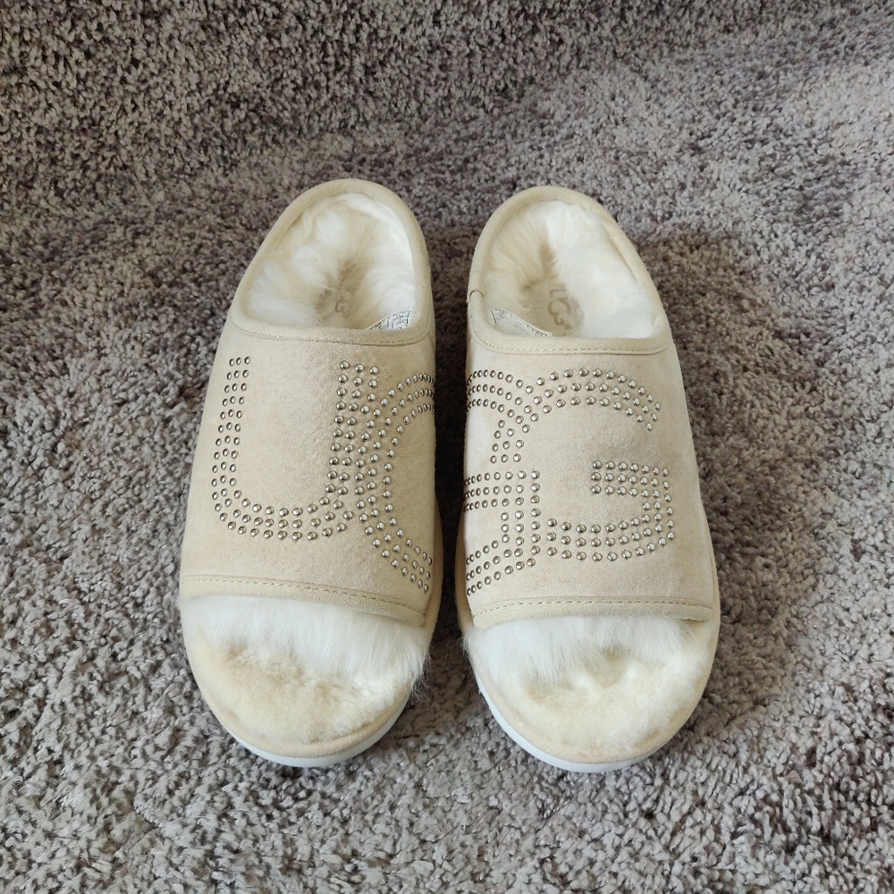 Genuine brand new Ugg slippers Size 7 Tan